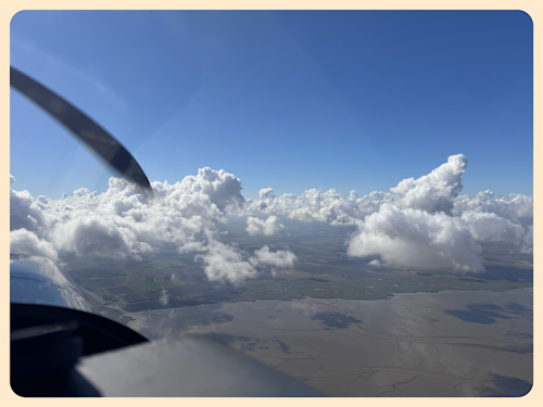 Wolken beim Flug aufs Festland Wolken beim Flug aufs Festland
